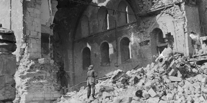 Soldado jordaniano nos escombros da sinagoga de Hurva, que foi totalmente explodida logo depois (1948).